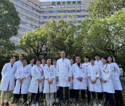 広島大学病院における医療スタッフの集合写真（導入事例）